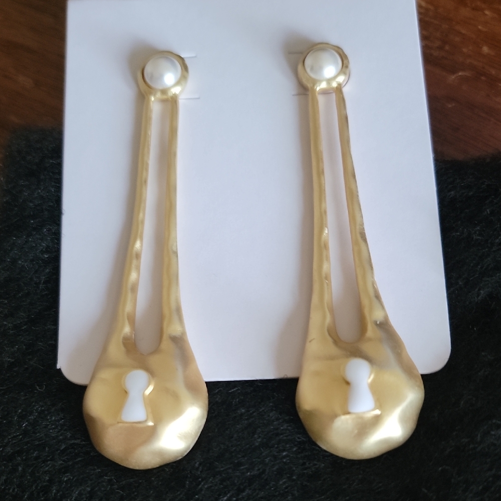 iNSPIRED DESIGN Gold and Pearl Drop Earrings